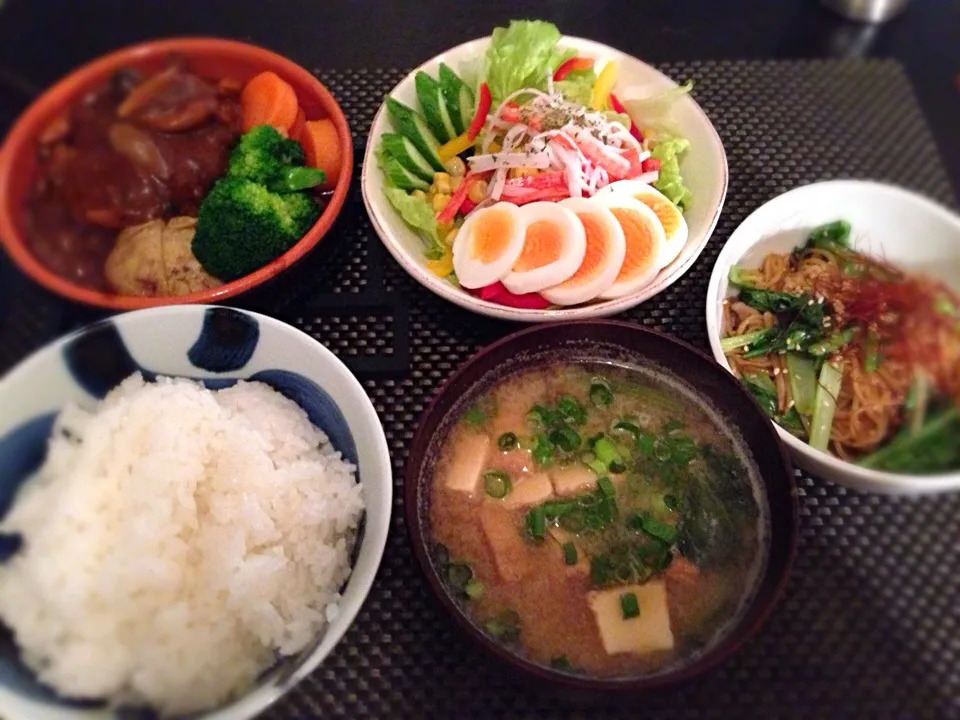 Snapdishの料理写真:チーズイン煮込みハンバーグ、サラダ、オイスターヌードル、お味噌汁|ayumiさん