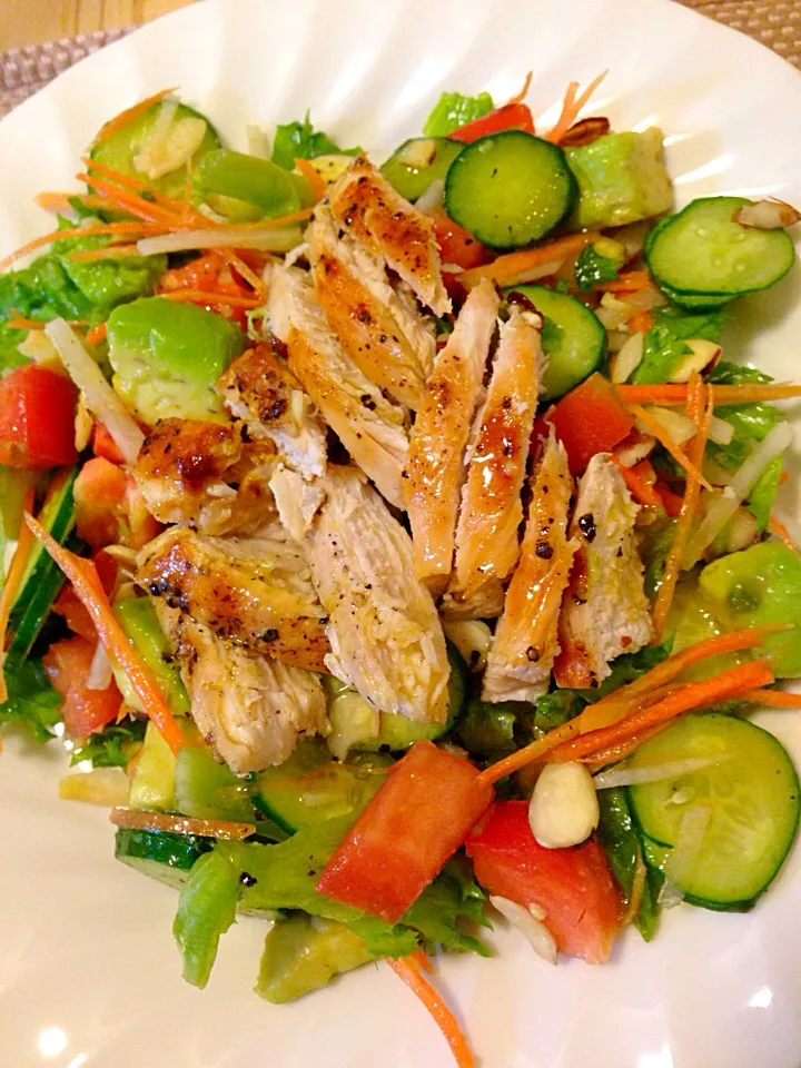 grilled chicken salad 赤ワインビネガーと蜂蜜のドレッシング|yummersさん