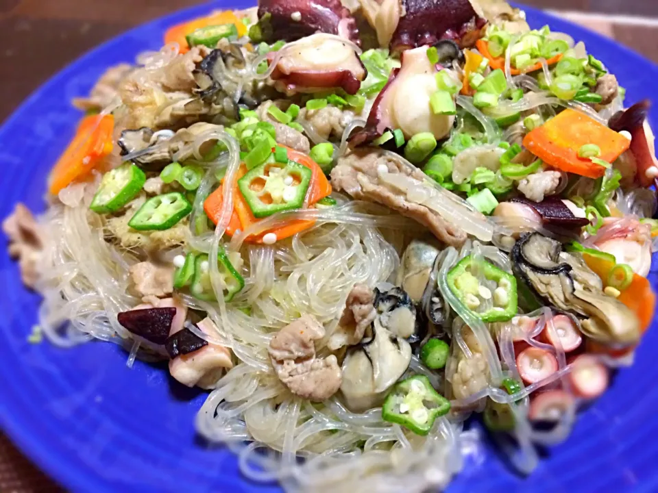 tachiさんの料理 アサリの酒蒸しエキスをたっぷり吸った春雨 ！を牡蠣と蛸で作ってみました。|佐野未起さん