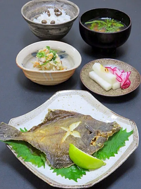 今晩は、目痛鰈（メイタガレイ）の唐揚げ、おから煮、大根とかぶらの浅漬け、牡蠣の味噌汁、むかごご飯

目と目の間が板の様に盛り上がり、目が突き出ているメイタガレイはお刺身が絶品ですが、活け物は高級魚で手が出ません(^^;;
今日のは、小ぶりで肉厚＆割引シール付き！のカレイ君でした。

牡蠣と零余子（むかご）は初物(^^)|akazawa3さん