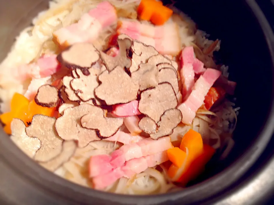 Snapdishの料理写真:黒トリュフ土鍋ご飯|炊かれたいオトコ おこん 小栁津さん