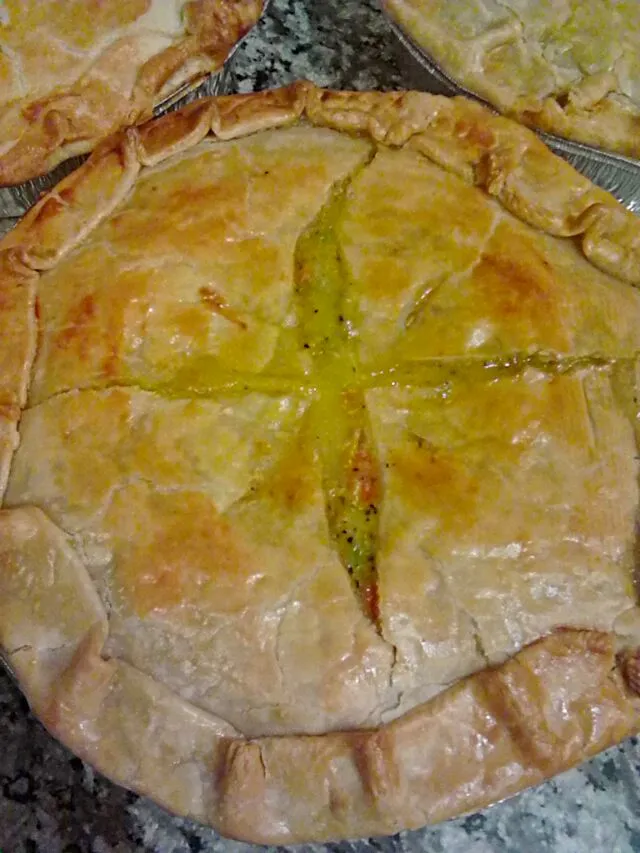 Chicken Pot Pie w/cream of chicken, chicken thighs, potatoes, sweet peas, broccoli & carrots|Rashawnda Cashawn Hargoさん