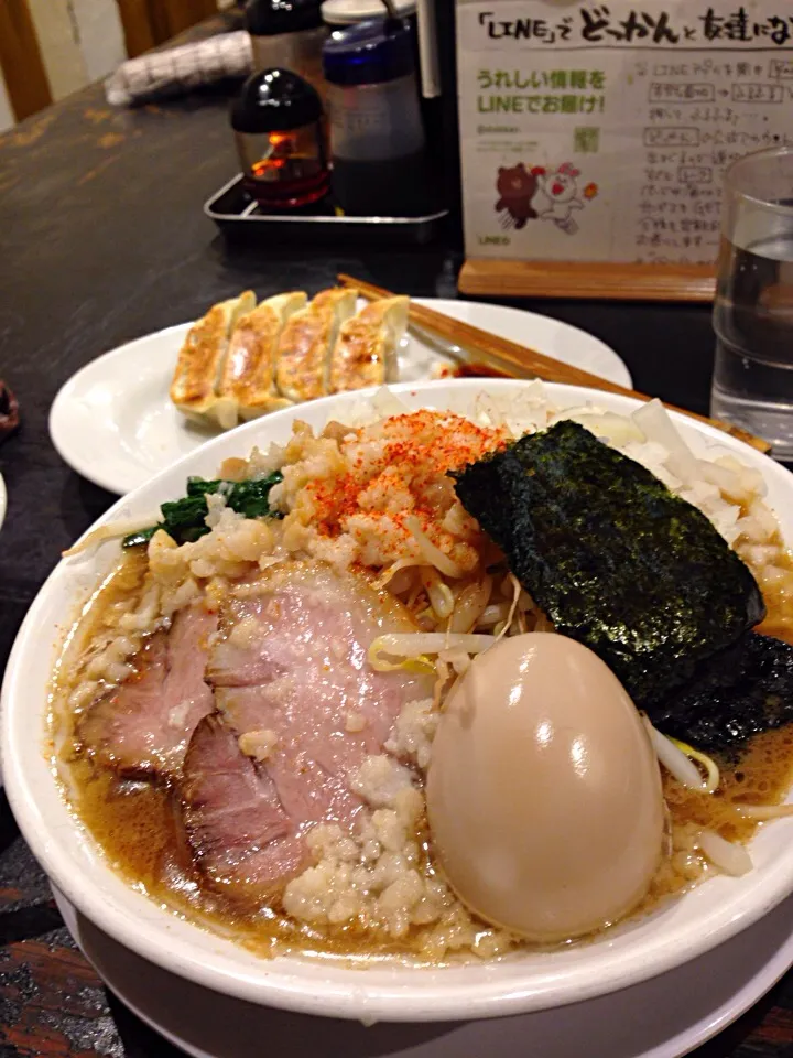 はじめてのお店でラーメン
背脂にビックリ、背脂煮干ラーメンが名物らしい|Yogiさん