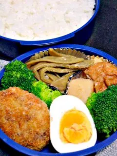 お弁当（ご飯、じゃがいもと油揚げとモロッコいんげんの煮物、コロッケ、ゆで卵、ブロッコリー）|すーさん