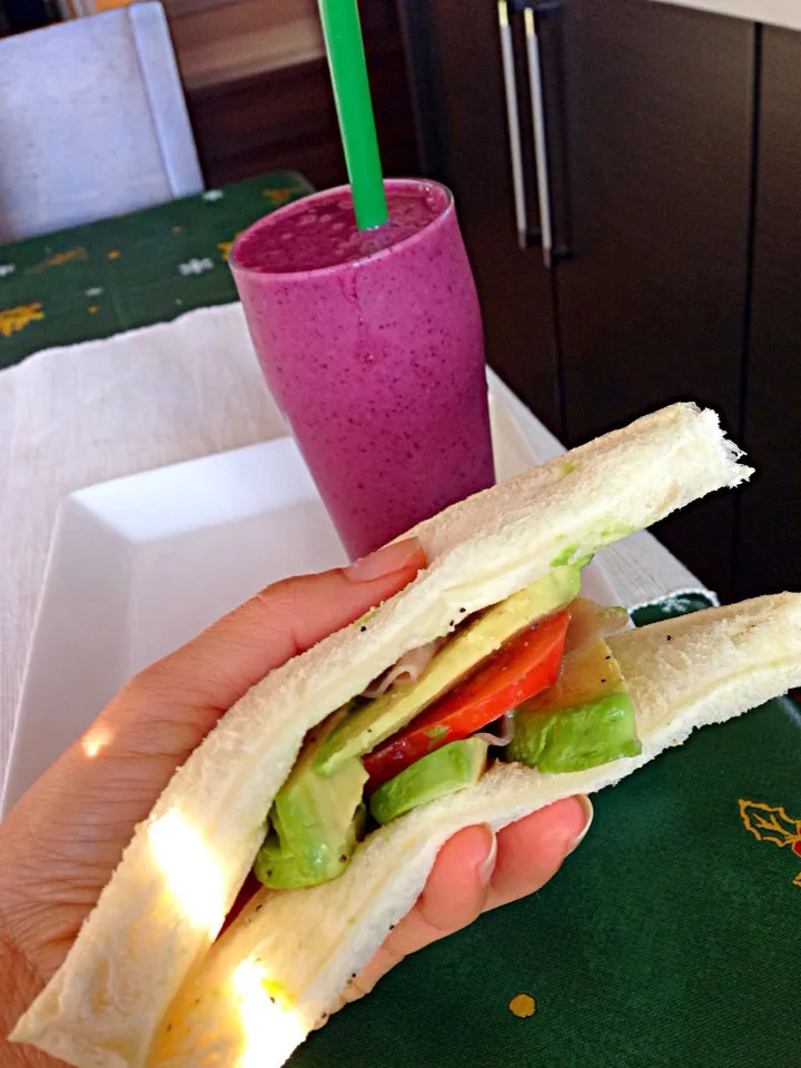 Berries smoothie and avocado sandwich|viviさん