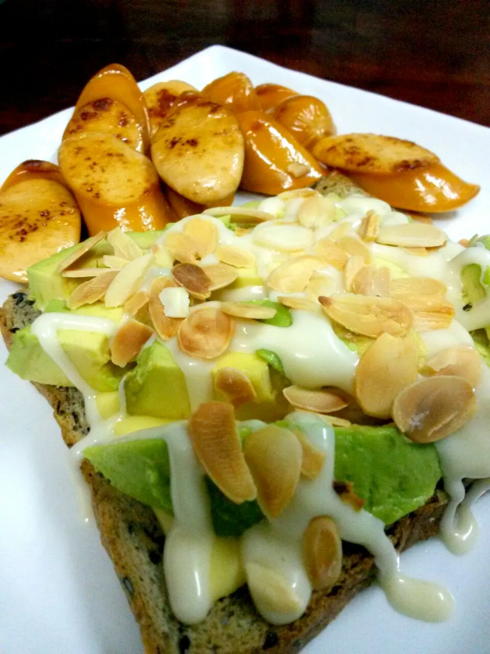 Sesame Bread top with Salad Avocado + Tuna Sausage|Jeab Lertさん