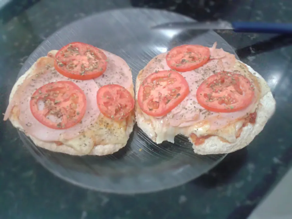 Snapdishの料理写真:17/11/2014 - jantar                                         pizza (pão sírio integral + molho de tomate + queijo muçarela light + blanquet de peru + tomate + or|Gabriela Baptistaさん