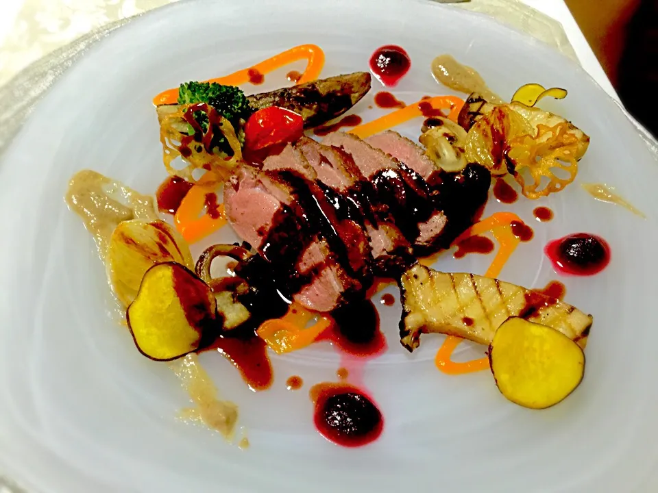 Canard rôti légumes d'automne sauce vin rouge.鴨のロースト秋野菜を添えてポルトの赤ワインソース。|Shinyaさん