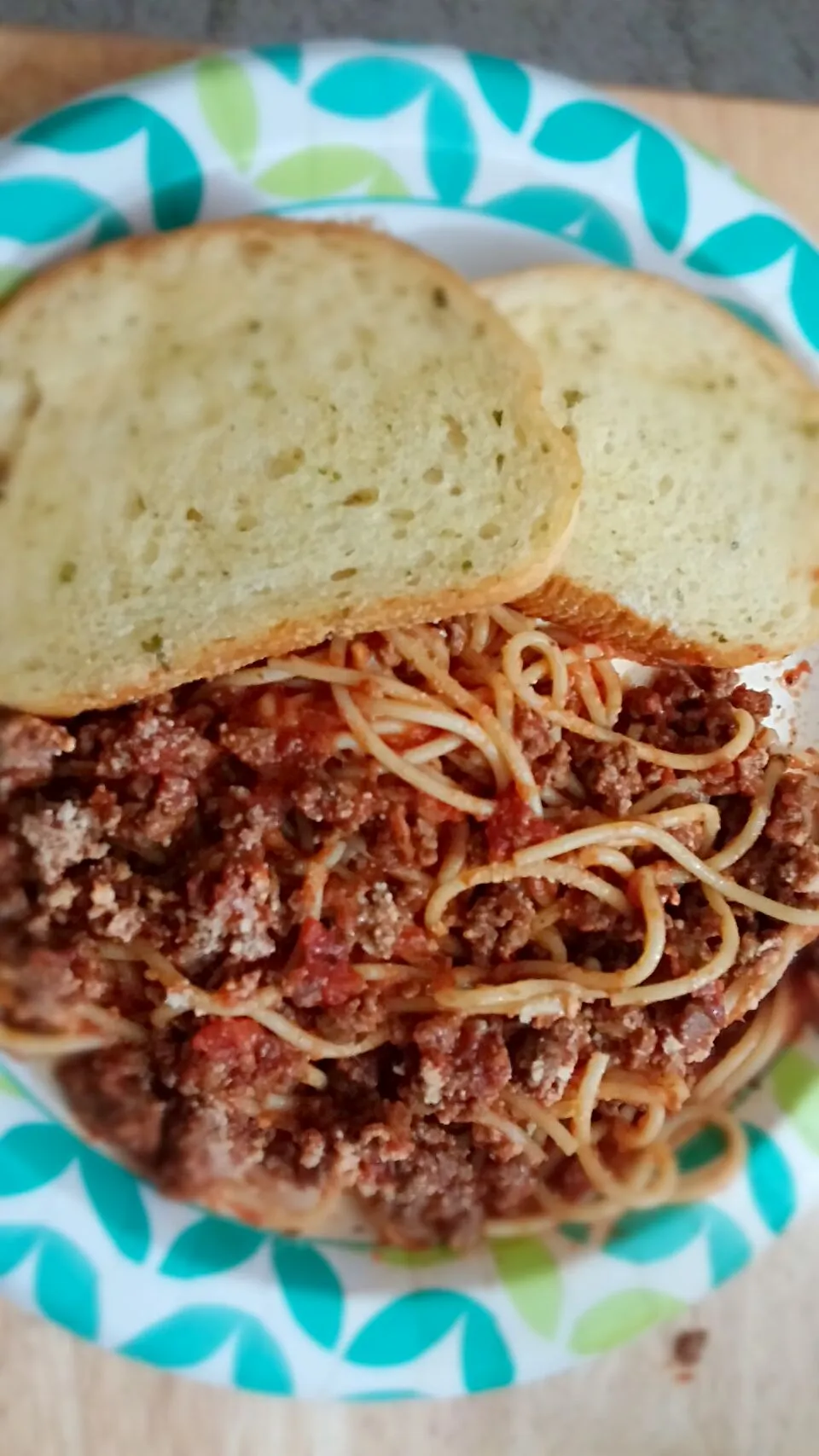 Snapdishの料理写真:Spaghetti and Garlic Bread|HungryNerdさん