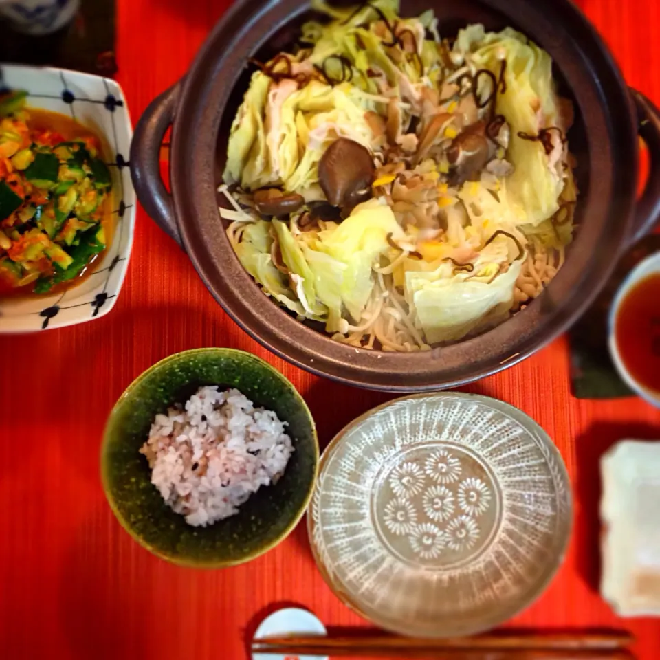 Snapdishの料理写真:豚とキャベツの重ね蒸し鍋🍲きのこ🍄柚子風味。いつもは白菜と豚バラで蒸篭蒸しにするのだけど、今日はキャベツの甘みと歯応えが恋しくて(^_^)|kctreeさん