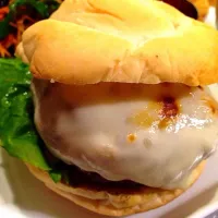 Blue Cheese Burger ブルーバーガーと名付けてみましたぁ〜肉の中には塊のブルーチーズが。割ると、溶けたブルーチーズが流れ出します。外はチーズ、肉汁が漏れない様にとろけるチーズでコーティングして焼きました〜