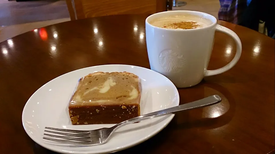 ソイラテとケーキひときれ。
ランチ食べ損ねたので甘いもの添えました。|akemi🐝さん