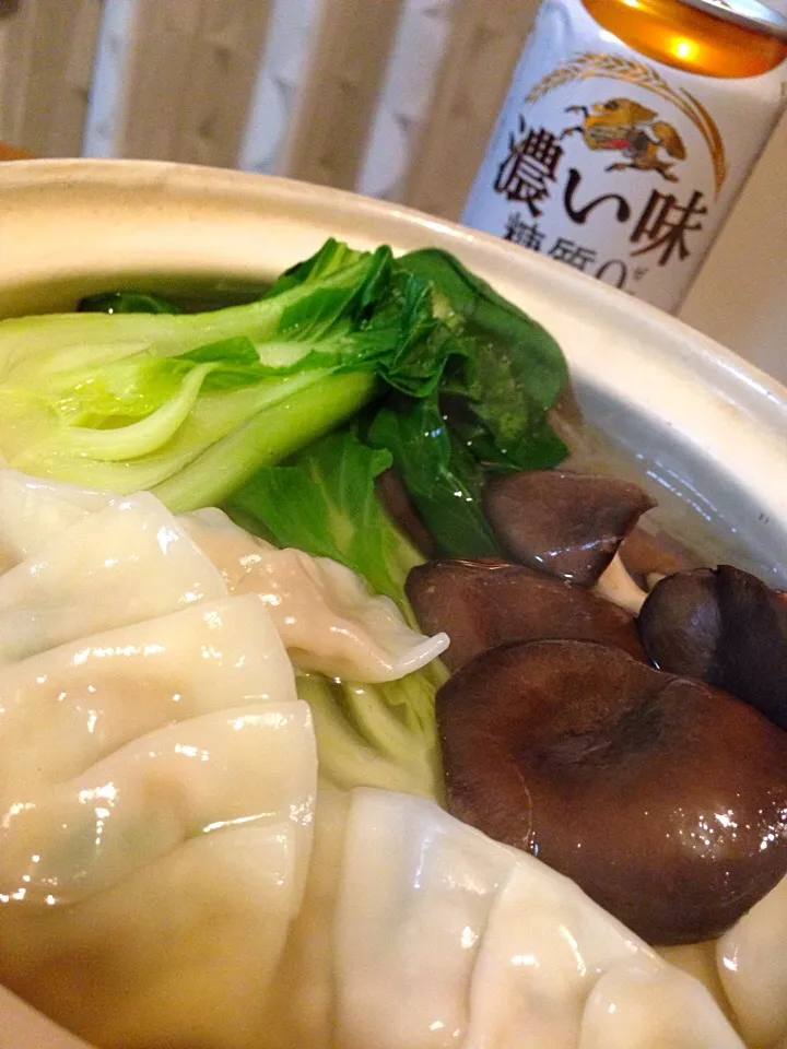 霜降り平茸と残った餃子の鍋🍲あったかい〜❤️|アイさん