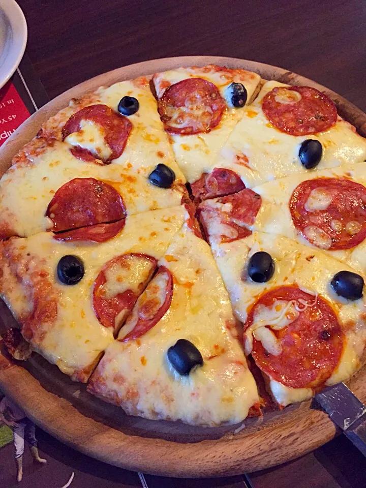 Snapdishの料理写真:Salami pizza|Masumi Shiratoriさん