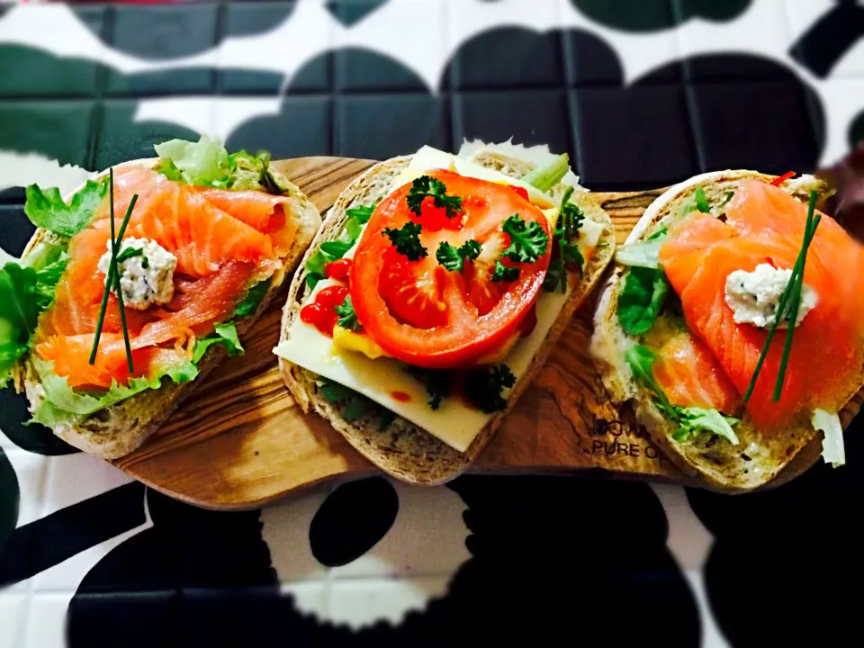 Lunch@home smoked salmon with horseradish and egg tomato sandwiches|chocolatteさん