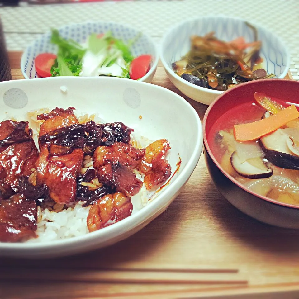 豚丼、水菜サラダ、昆布としいたけの煮物|けむまきさん