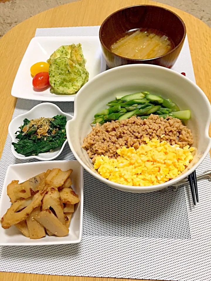 Snapdishの料理写真:三色丼と蓮根ちくわきんぴらと春菊お浸しとはんぺん磯辺|サヤラムネさん