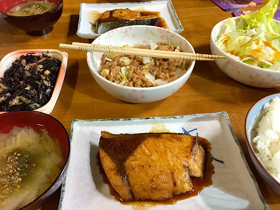 Snapdishの料理写真:ブリ照り、ハクサイ煮、レタス、ハクサイのみそ汁(^O^)／|すかラインさん