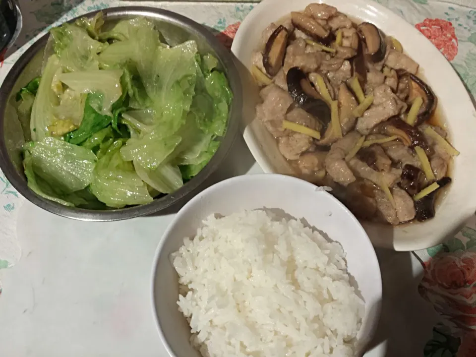 Snapdishの料理写真:18/11/2014 Night 😊 豬扒條蒸冬菇 炒生菜|Winnieさん