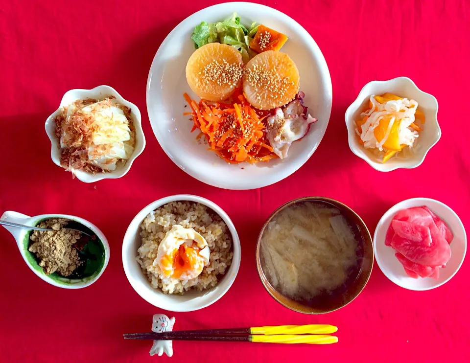 朝ごはんは勝負飯^o^はみちゃん定食❗️たっぷり野菜^o^大根味噌煮、人参きんぴら、白菜お浸し、柿なます、青汁黒豆きな粉はちみつヨーグルト、玄米ご飯に温玉、大根油揚げ味噌汁、かぶの千枚漬け^_−☆今日も満腹満足100%（笑）ありがたいことですね(*^_^*)朝からしっかり食べて一日を乗り切る（笑）ご馳走様でした^_−☆|はみちゃんさん