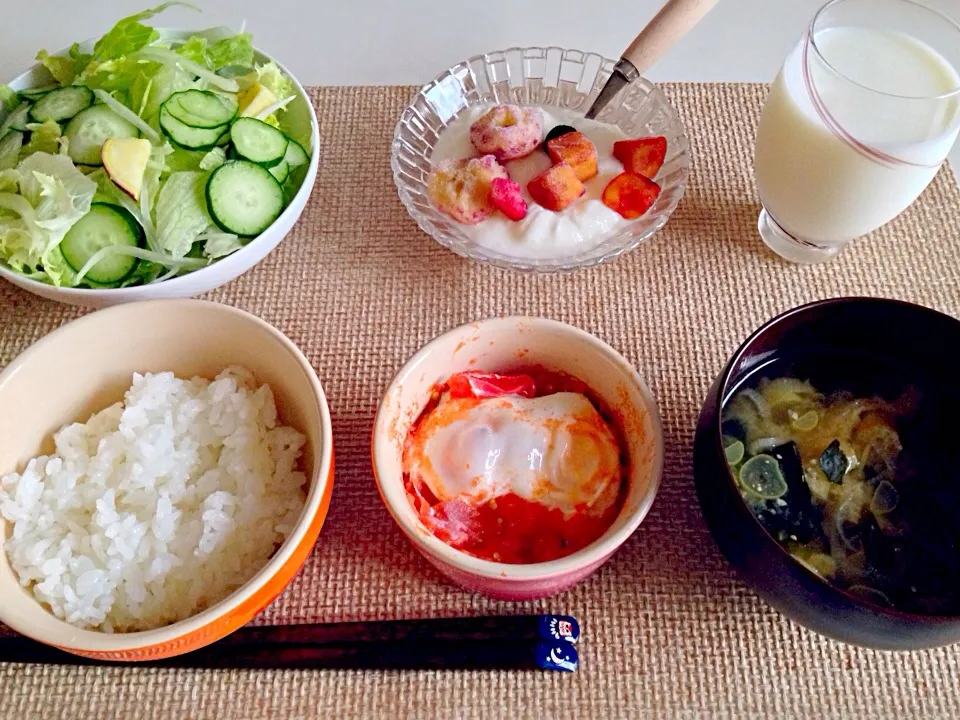 トマト入りココット サツマイモ入りサラダ 油揚げとワカメの味噌汁 ヨーグルト 牛乳|にゃろめさん