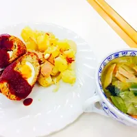 Snapdishの料理写真:ポーチドエッグとジャーマンポテトと野菜スープ♡|まいさん