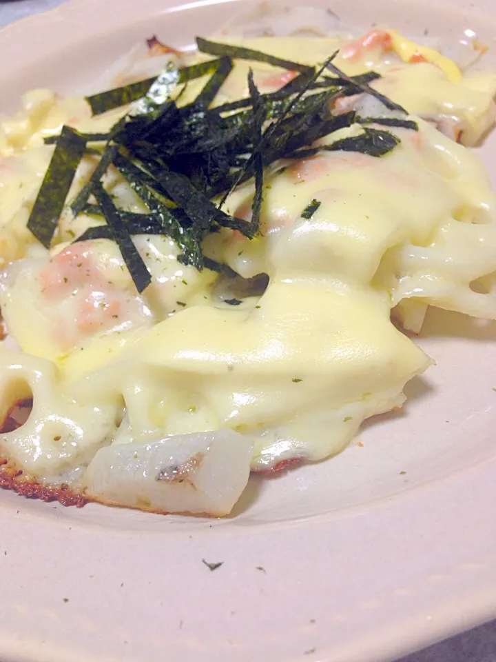 Tomoko Itoさんの料理 最近はまったおつまみ〜⭐️カリトロチーズレンコン餅二種⭐️明太マヨ風味|kotoriさん