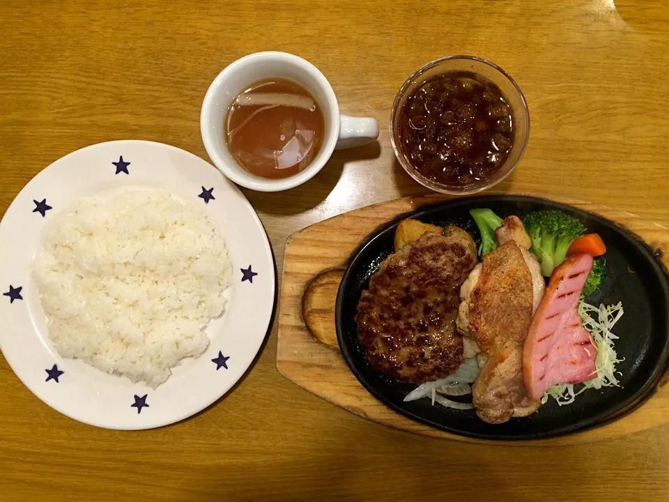 Snapdishの料理写真:日替わりランチ(ハンバーグ&チキン&厚切りベーコン)|ばーさんさん