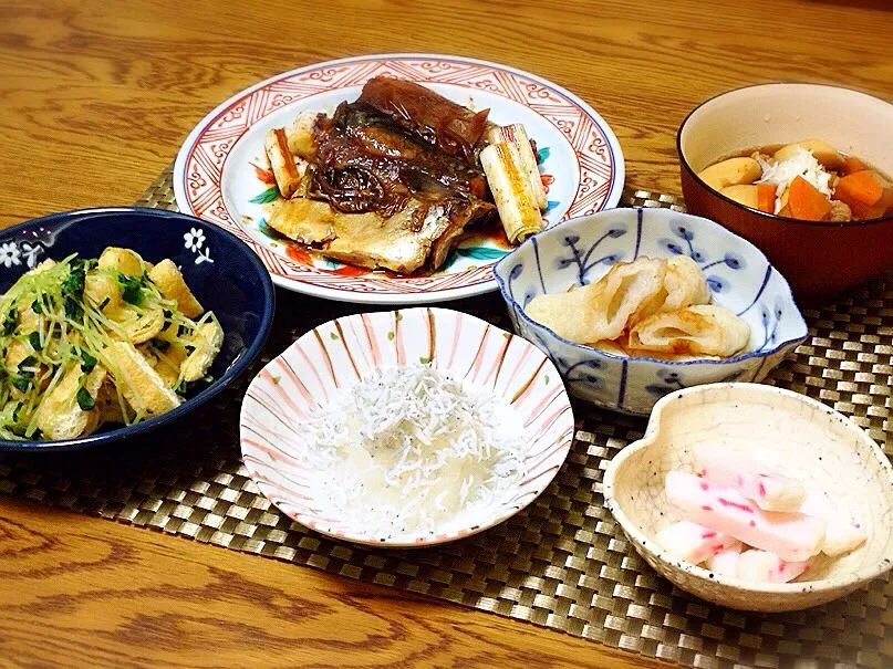 鯖の味噌煮・豚汁・竹輪の煮物・紅生姜天・じゃこおろし・オクラの新芽と焼き油揚げのお浸し|美也子さん