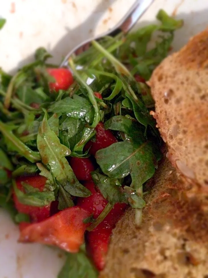 Rucola salad with strawberries-topped with balsamic and virgin olive oil dressing & whole wheat bread|Alexさん