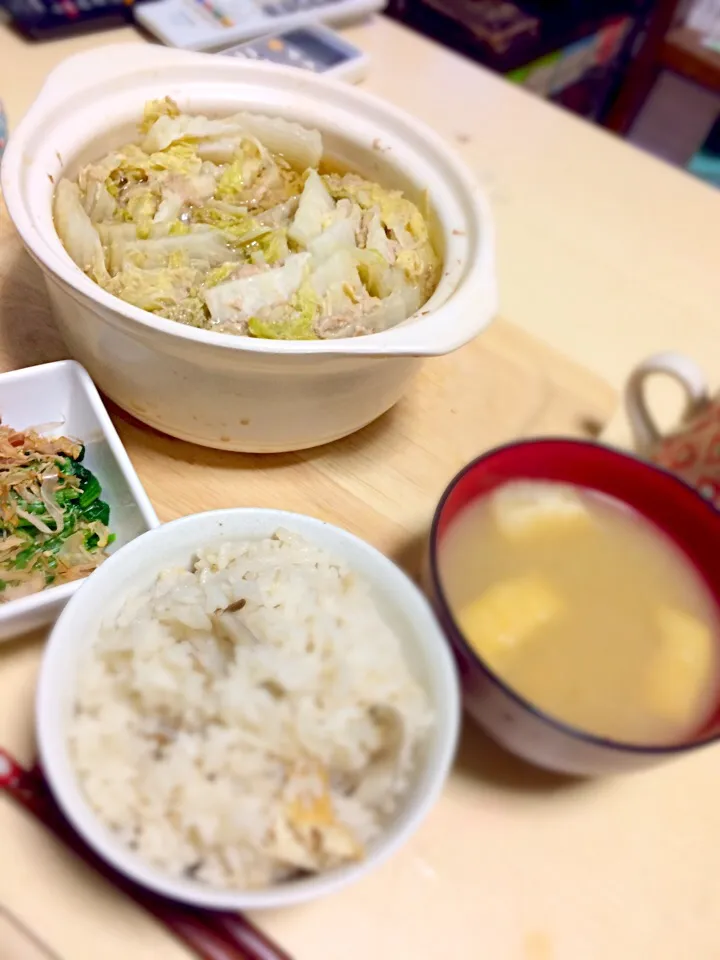 白菜と豚バラの重ね煮、なめこと油揚げの味噌汁、ほうれん草のお浸し、きのこの炊き込みご飯|はしもさん