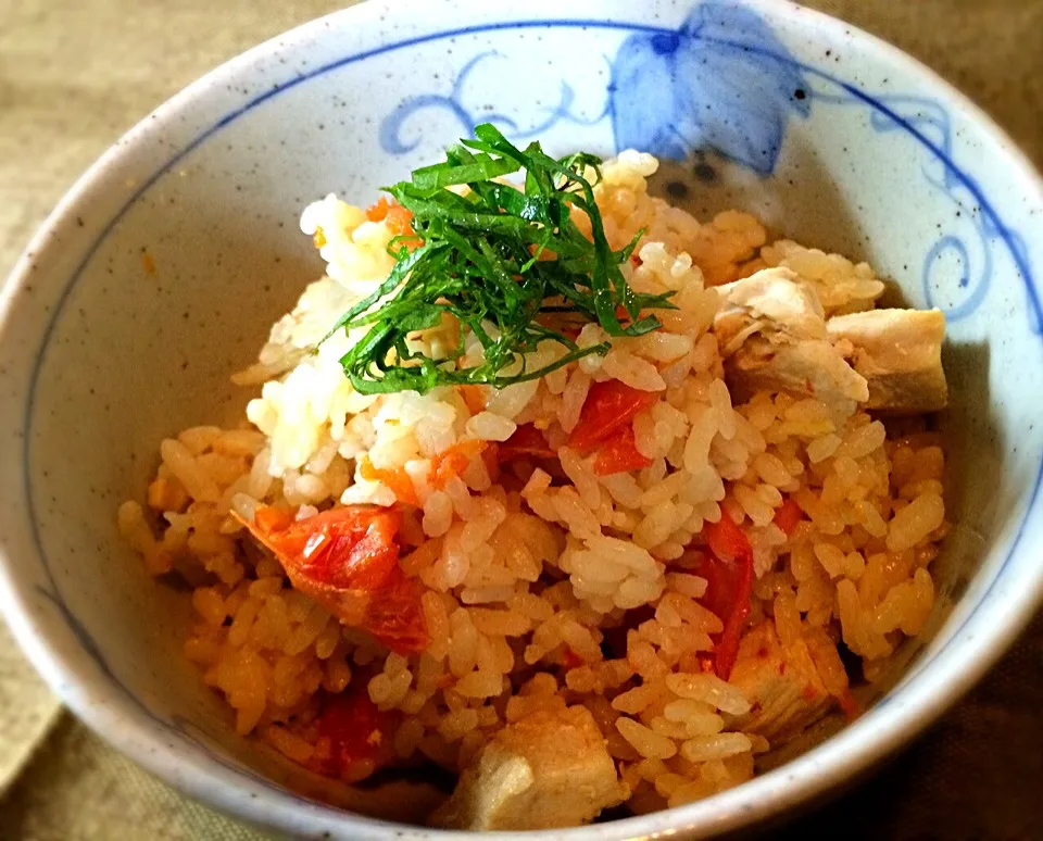 miyuさんの料理 トマト丸ごと炊飯器にポン‼️トマトと鶏肉の炊き込みご飯♡|ぷっくりんこ💙さん