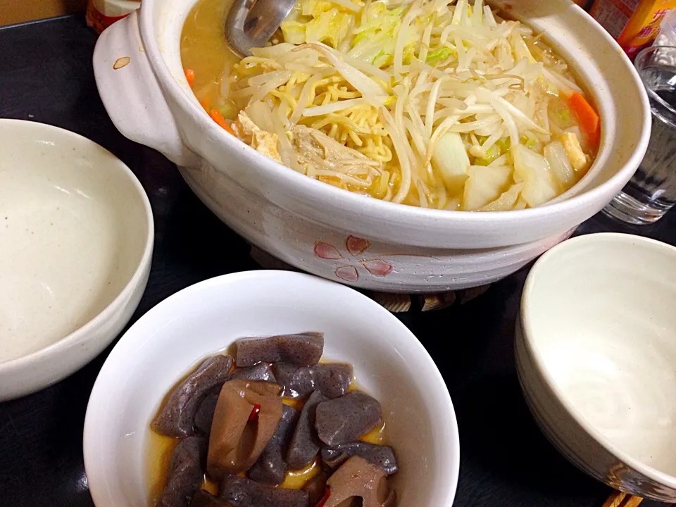 Snapdishの料理写真:今日の晩ご飯は、野菜たっぷり煮込みラーメンみそ味、こんにゃくと根菜のピリ辛煮。|ゆえさん