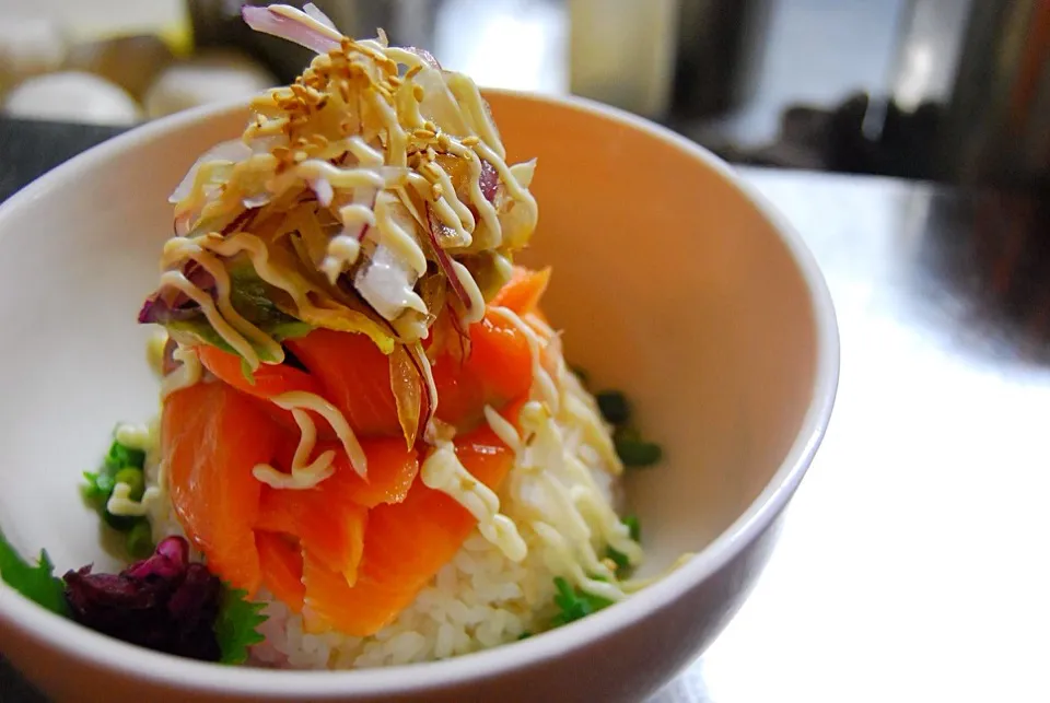 Snapdishの料理写真:smokesalmon ricebowl 賄いごはんのスモークサーモン丼|Rasayi723さん