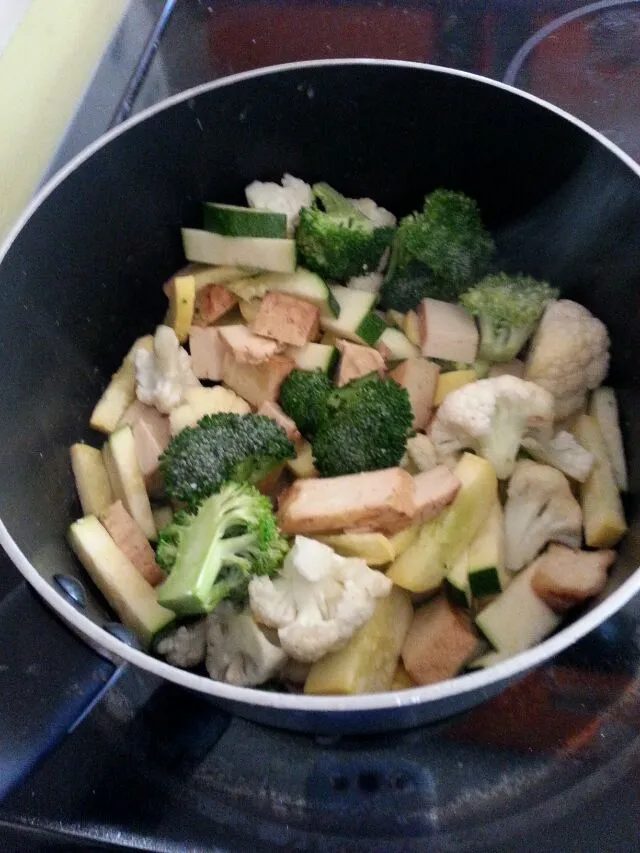 sauteeing veggies and tofu for Tom yum soup.|Polly Gelfusoさん