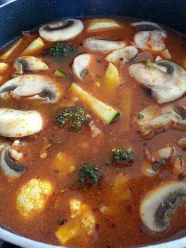 Tom yum soup with tons of veggies and tofu.  nice and spicy.|Polly Gelfusoさん