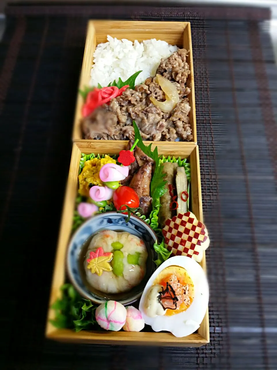 《木曜日のお弁当》🍱

・牛肉の時雨煮ご飯
・越前蟹せいこ、枝豆のはんぺん茶巾
　餡掛け～（ラップして持たせました）
・かぼちゃサラダ
・イカの煮付
・辛子明太子マヨ焼きゆで卵
・手毬お麩～♡
・クルクル蒲鉾

行ってらっしゃい～♡|藤田 まり子さん