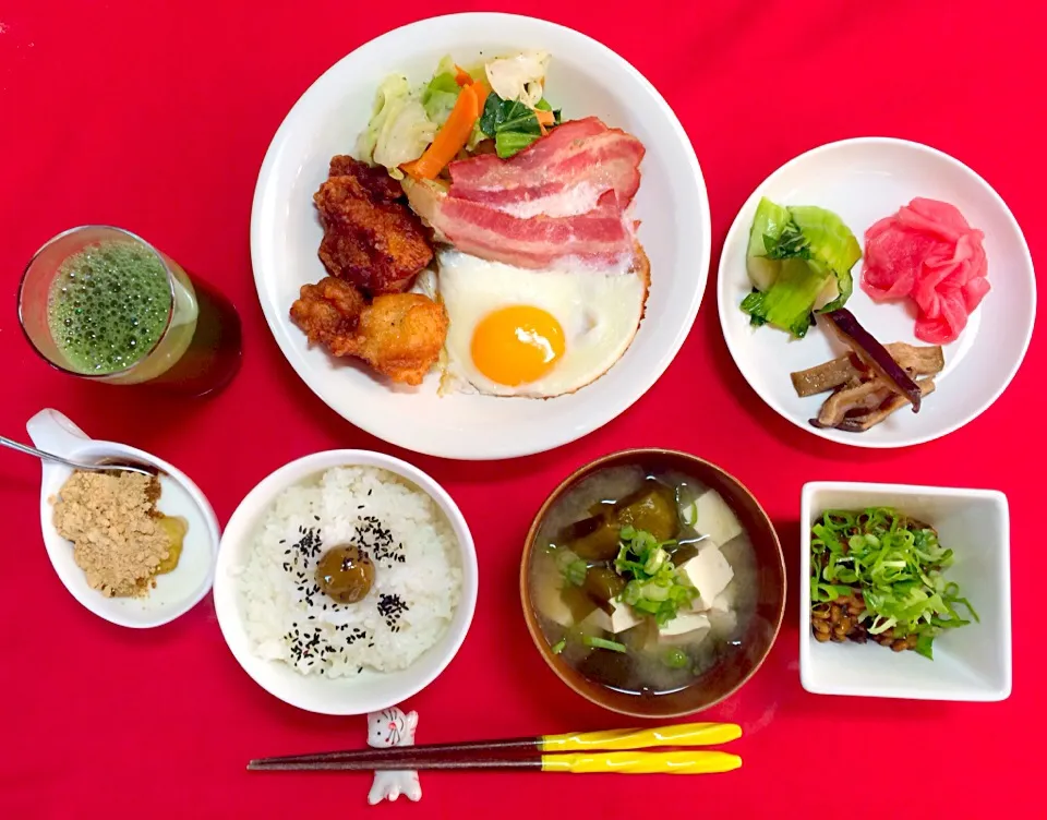 朝ごはんは勝負飯^o^はみちゃん定食❗️ベーコンエッグ、鳥ザンギ、野菜炒め盛合せ、青梗菜塩漬け、かぶの千枚漬け、椎茸甘辛煮、青じそたっぷり入れた納豆、白米にはちみつ梅、黒胡麻ふりかけ、トーフとワカメの味噌汁、黒豆きな粉はちみつヨーグルト、青汁^_−☆今日もGOOD❗️大豆イソフラボンたっぷり摂取して身体が喜んでいます（|はみちゃんさん