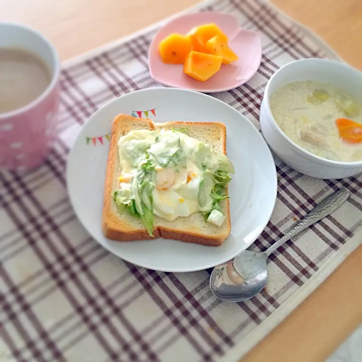 タマゴレタスパンとスープな朝食|ちーさん