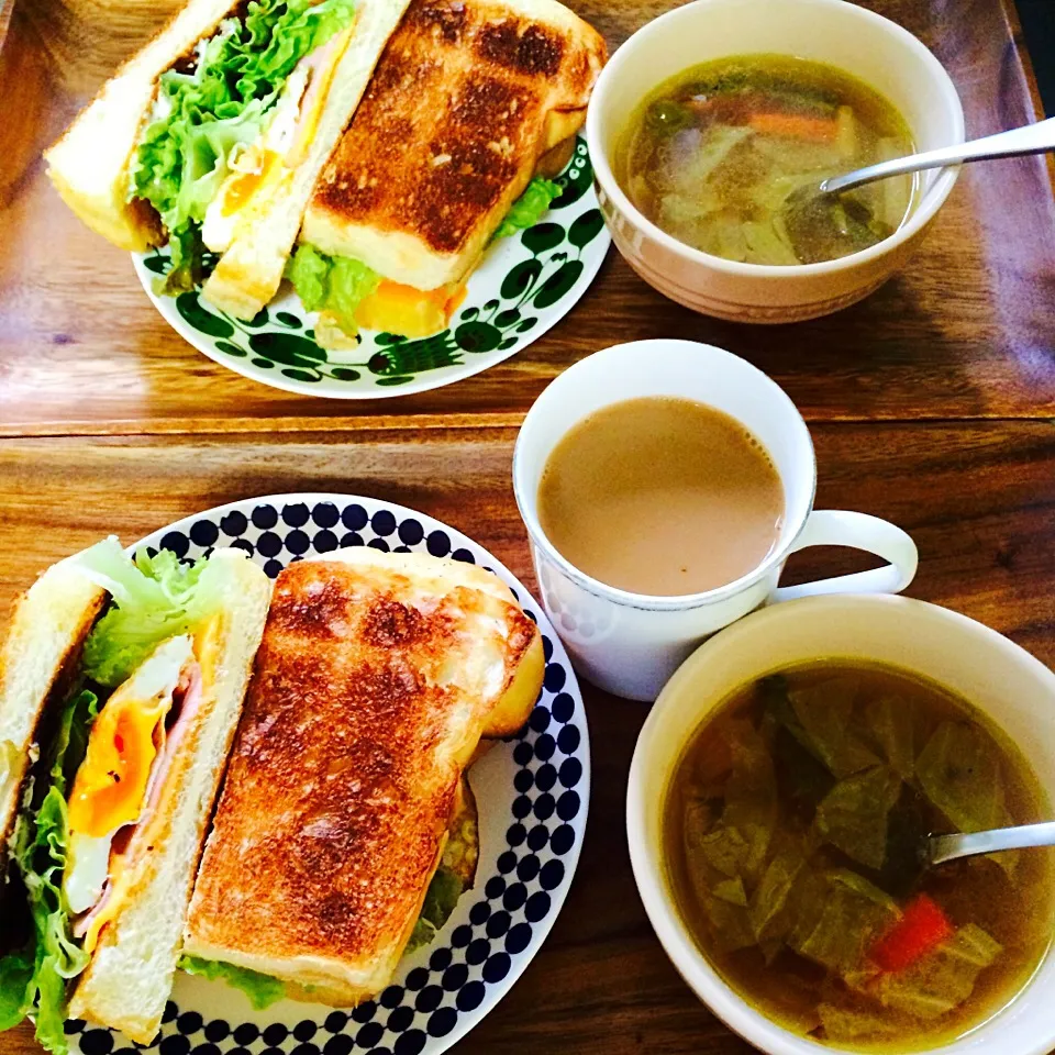 ホットサンド（チーズ、ハム、目玉焼き、レタス）、ミネストローネ、コーヒー|charさん