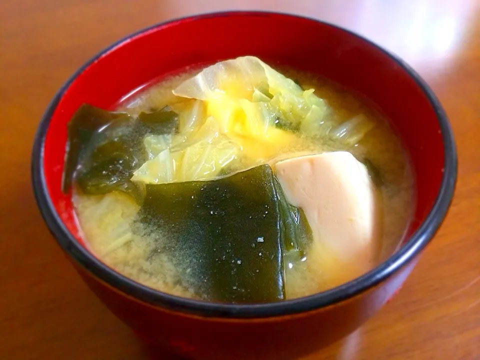 ワカメと豆腐とキャベツの味噌汁|スヌンピさん