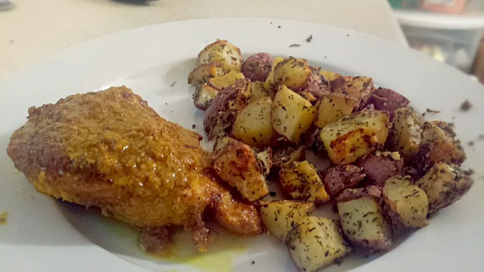 curried chicken breast with herb roasted red potatoes. Also served with roasted butternut squash soup with sage cream.|Brianaさん