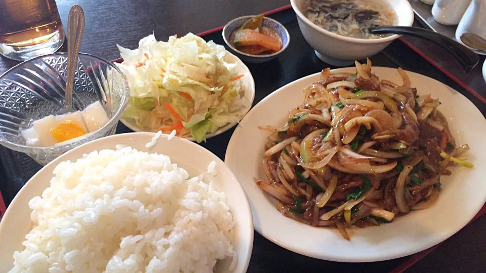 Snapdishの料理写真:【日替定食】牛肉細切り玉ねぎ黒胡椒炒めを頂きました。|momongatomoさん