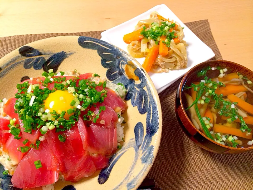 納豆とろろの鮪漬け丼、玉ねぎとにんじんと長芋のツナ炒め、舞茸とにんじんの吸い物|ひろみさん