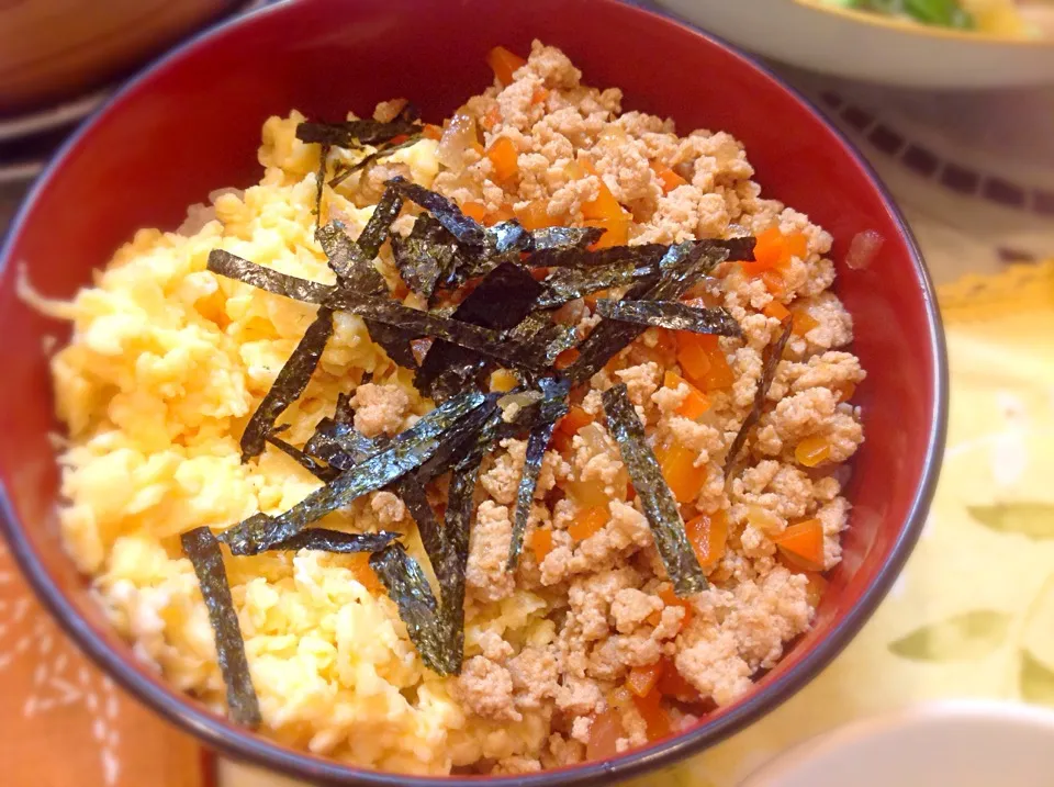 今日の乗っけシリーズ😋娘ッチ作（笑）そぼろ丼|アライさんさん