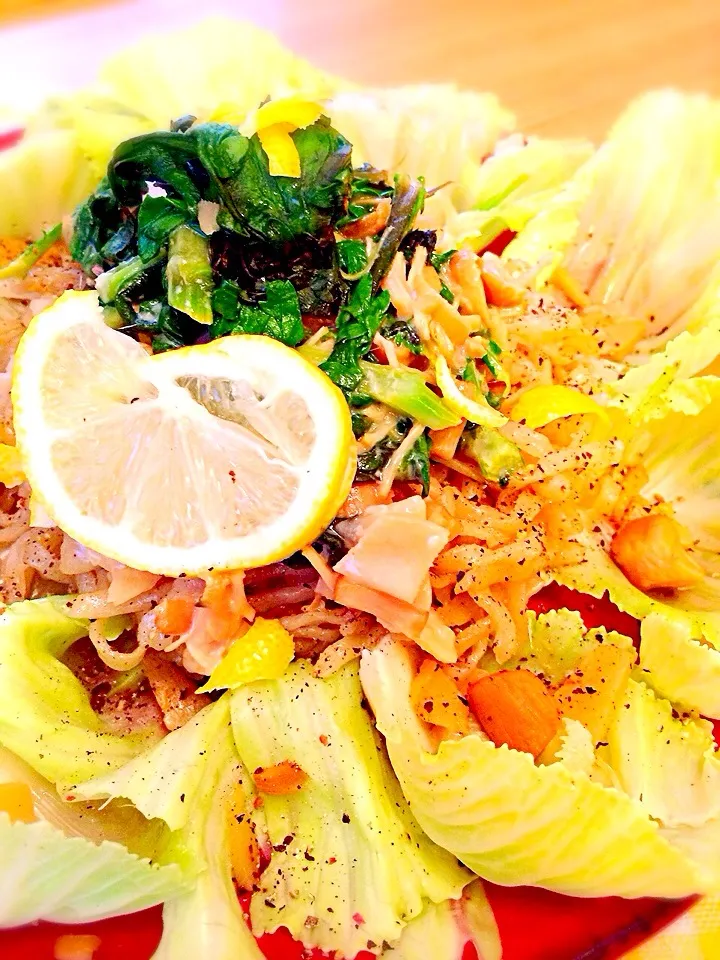 気分明るく🎶陽気なフリルキャベツの佐野ラーメン〜小柱タケノコの佃煮AND春菊のマヨ和え添え 〜レモン風味|はいさん