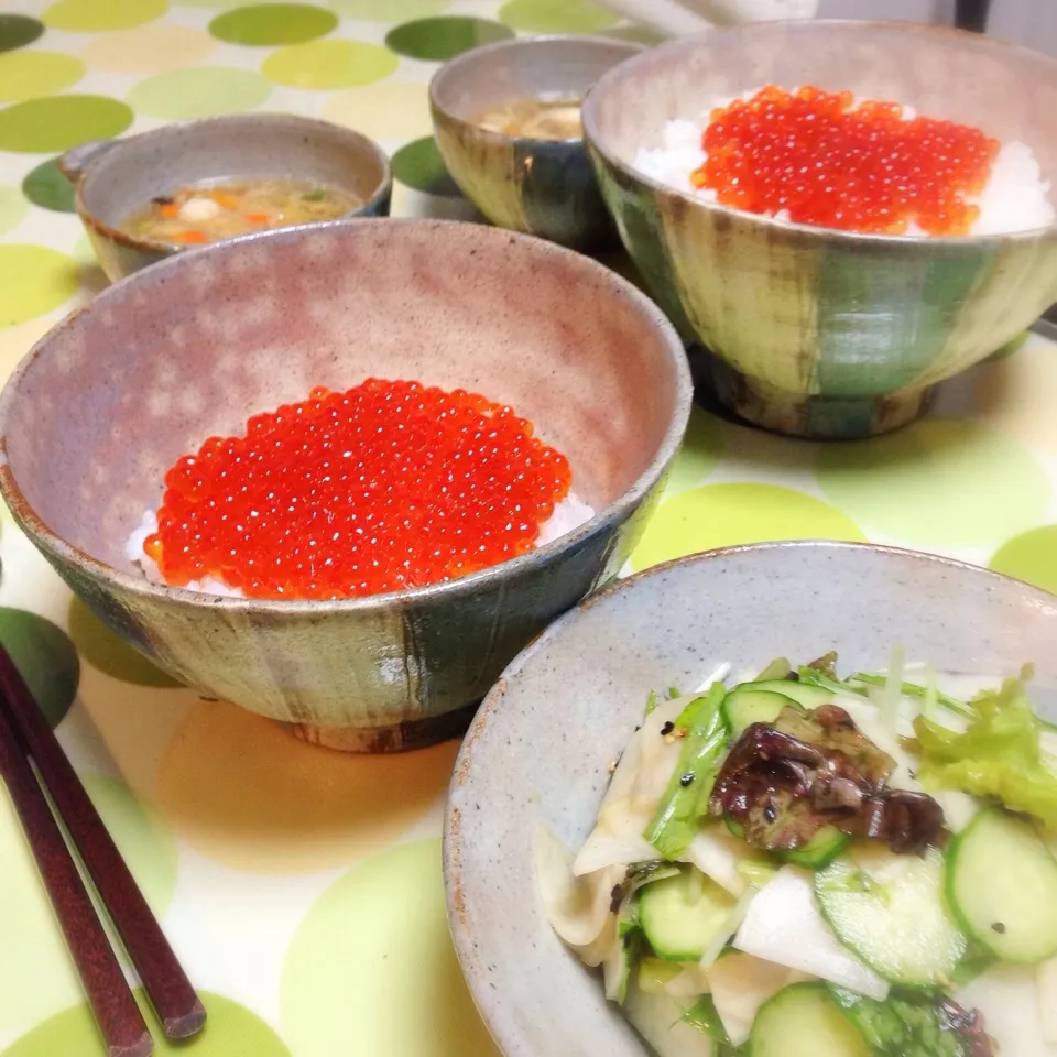 いくら丼と大根サラダと柚子鶏団子と野菜の味噌汁。|うさ爺さん