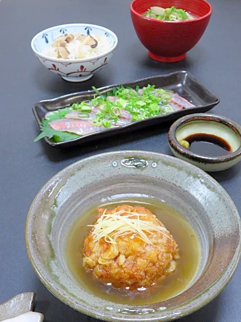 こんば、鶏まんじゅう、鯵酢洗い、そば米汁、炊込みご飯

じゃがいもと長芋で鶏肉ひき肉を包んで揚げたものをあんかけに。
中は鴨では無いものの、あんが衣のあられに絡み、上品な仕上がりです(^^)

小鯵はお寿司にするのを断念して、お造りで頂きました。

炊込みご飯は昨日の切干し大根煮のアレンジ。

今日も野菜たっぷり、美味|akazawa3さん