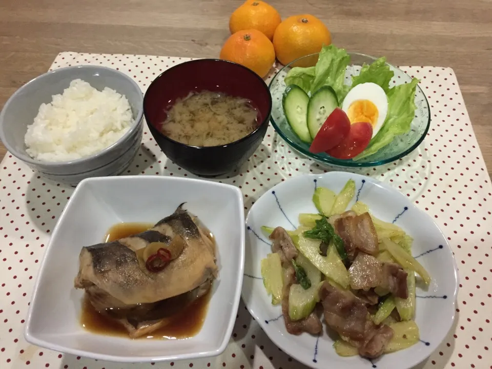 Snapdishの料理写真:ホッケの煮付け・豚バラとセロリの炒め物・サラダ・ふのり味噌汁・みかん|まーままさん