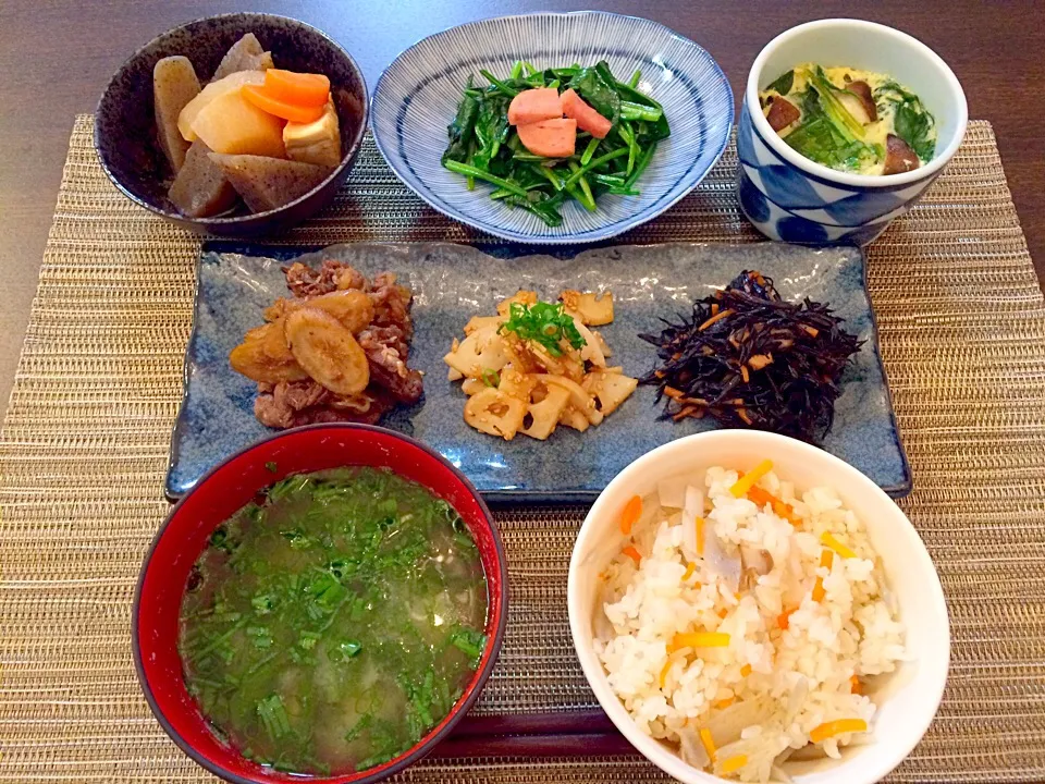 あご出汁炊き込みご飯   春菊の味噌汁   ゴボウと牛肉しぐれ   レンコンきんぴら   ひじき煮   大根煮   ほうれん草とスパム炒め 茶碗蒸し|NAKATAさん